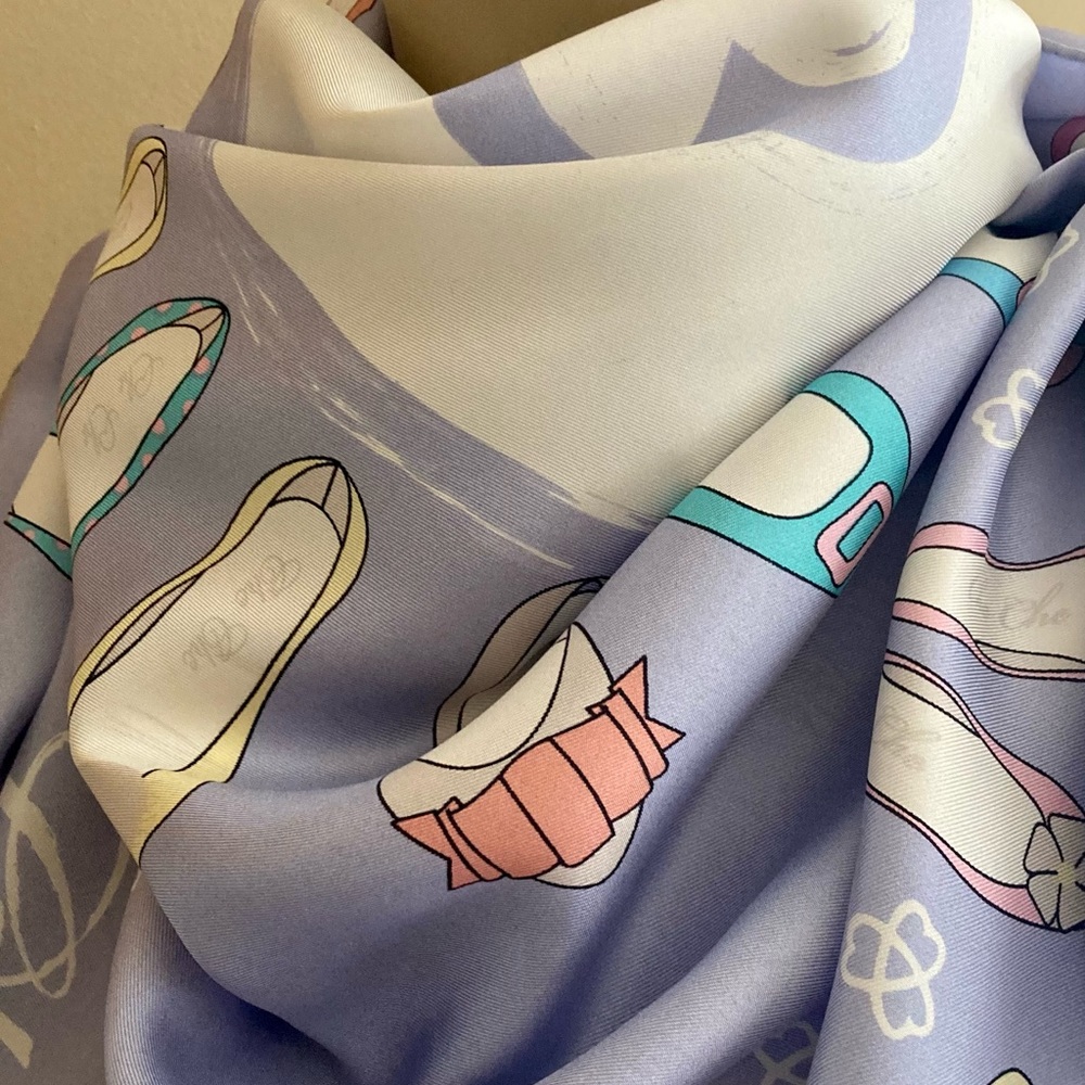 CHE CHE silk scarf, blue shoes